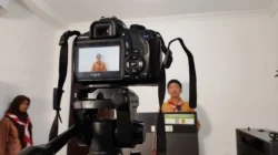 Siswa SMK Negeri 4 Surabaya sedang melakukan praktik pembuatan konten video menggunakan kamera DSLR dan tripod sebagai bagian dari pembelajaran Bisnis Digital dan Content Creator.