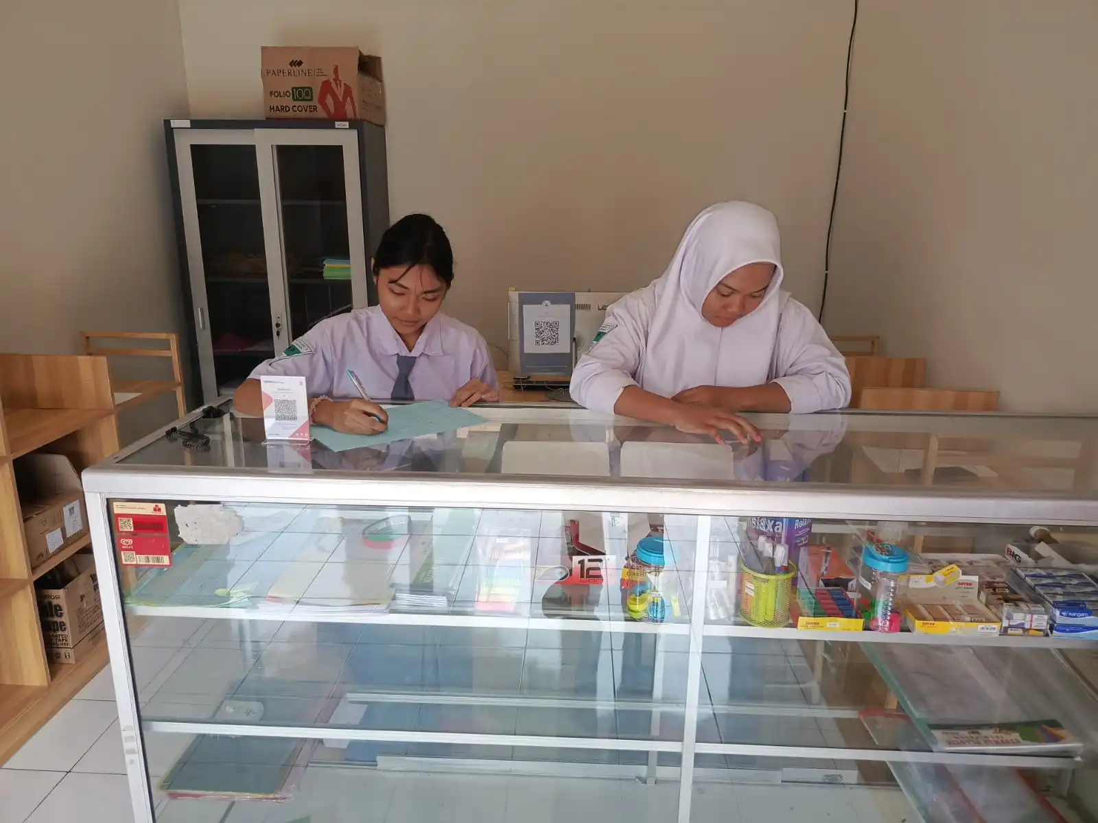 Siswa SMK Negeri 4 Surabaya melayani pelanggan di Four Stationery dengan berbagai perlengkapan alat tulis