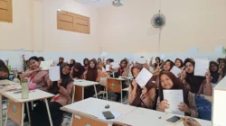 Siswa kelas X SMKN 4 Surabaya mengikuti kegiatan BK melalui permainan BINGO di dalam kelas.
