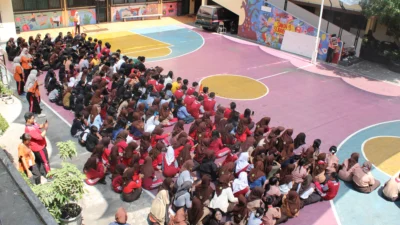 Siswa SMK Negeri 4 Surabaya mengikuti kegiatan Lomba Pitulasan di lapangan sekolah dengan penuh semangat dan kebersamaan.