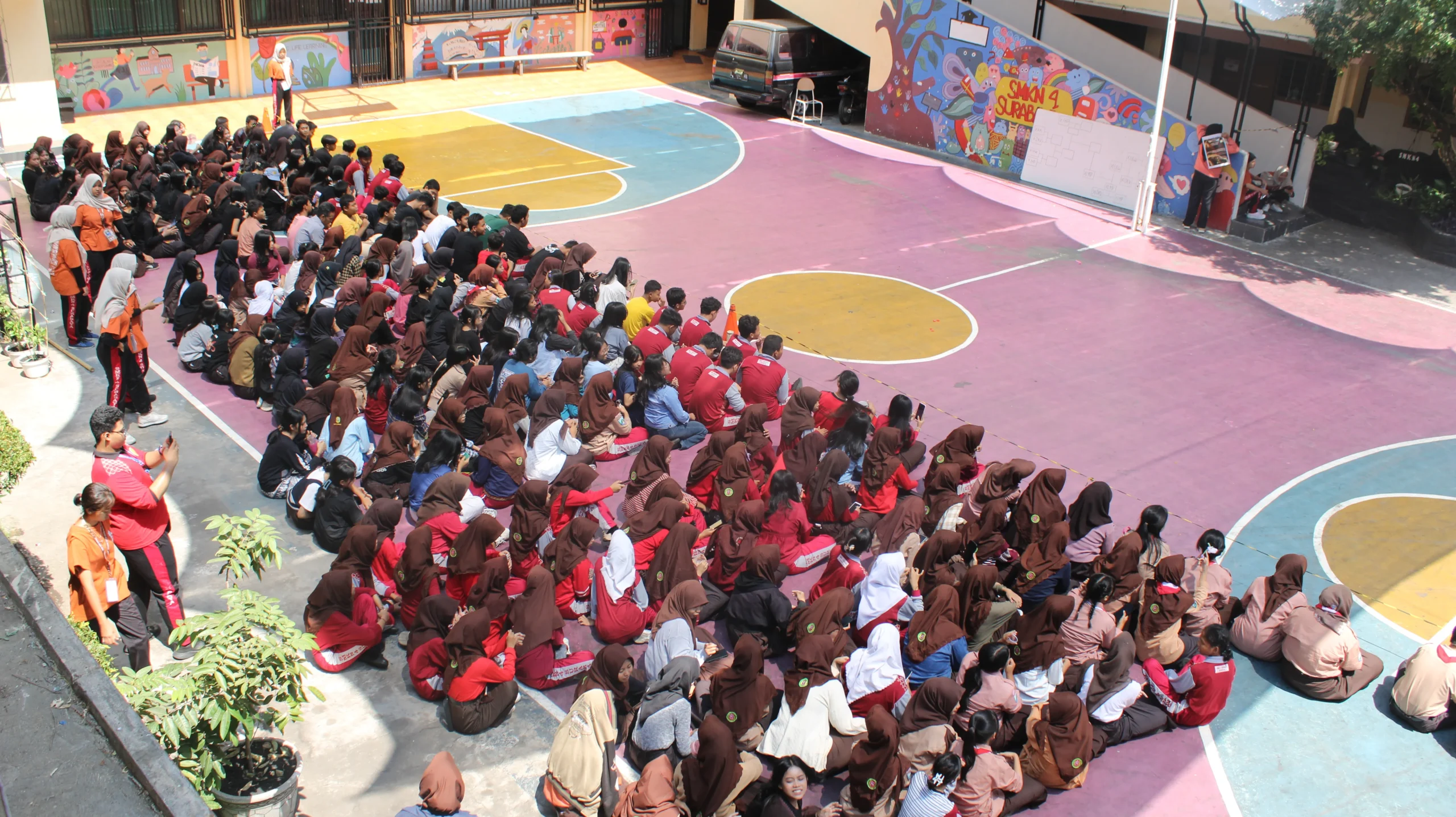 Siswa SMK Negeri 4 Surabaya mengikuti kegiatan Lomba Pitulasan di lapangan sekolah dengan penuh semangat dan kebersamaan.
