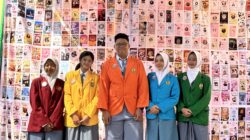 Siswa SMK Negeri 4 Surabaya berfoto di depan backdrop Launching Pengusaha Muda dan Teaching Factory.