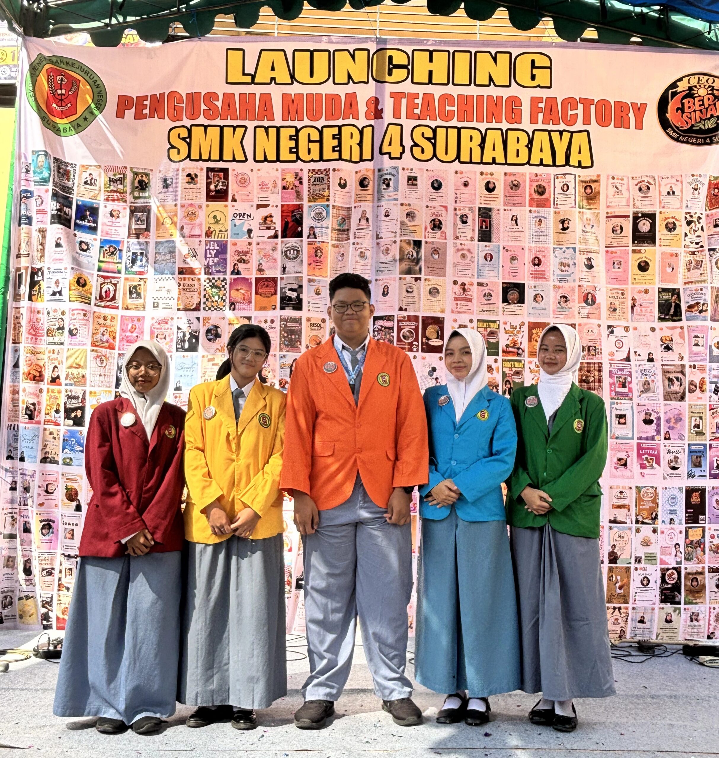 Siswa SMK Negeri 4 Surabaya berfoto di depan backdrop Launching Pengusaha Muda dan Teaching Factory.