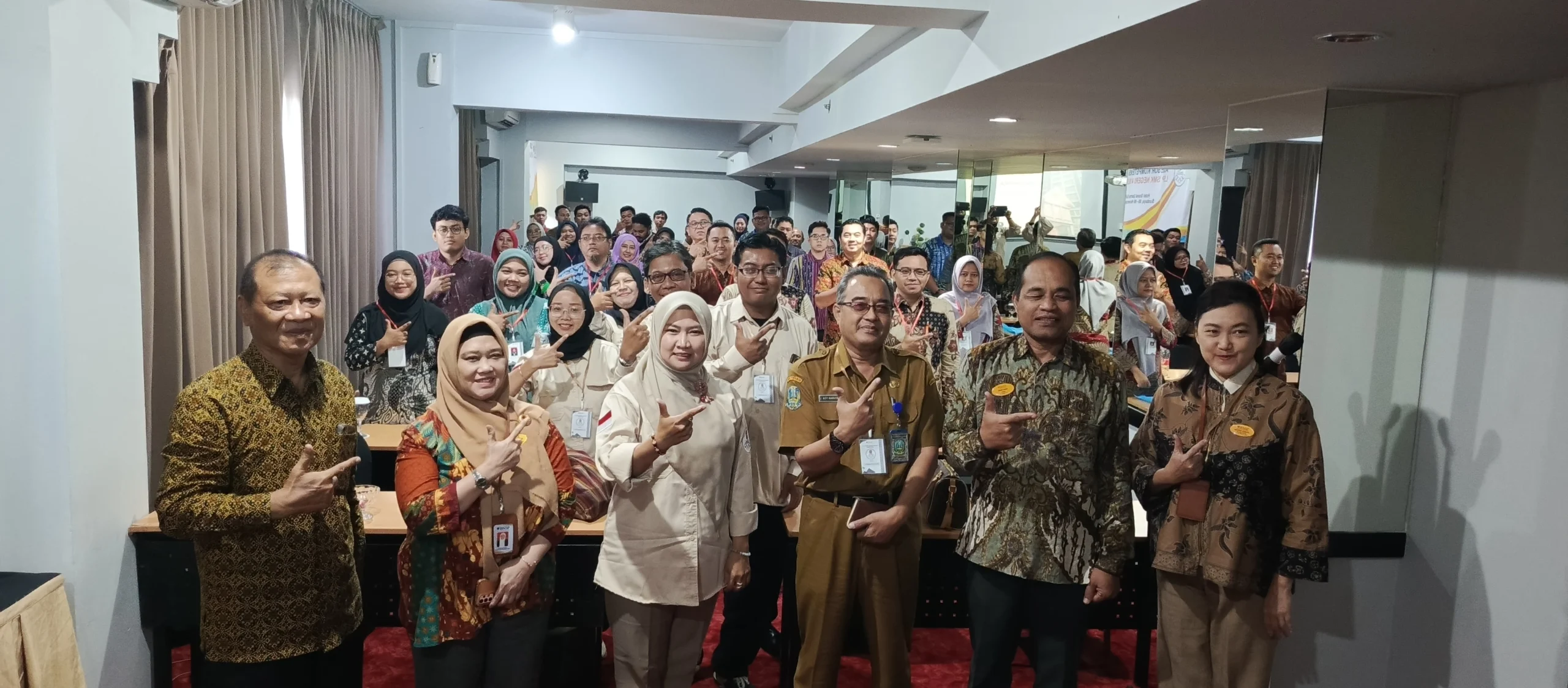 Peserta kegiatan LSP SMK Negeri 4 Surabaya berfoto bersama dalam kegiatan sertifikasi dan pengembangan kompetensi.
