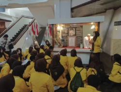 Praktik Guiding Siswa Usaha Layanan Wisata SMK Negeri 4 Surabaya di Museum 10 November