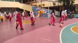 Siswa SMK Negeri 4 Surabaya mengikuti praktik pembelajaran PJOK permainan bola basket di lapangan sekolah