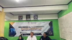 Pembukaan kegiatan relisensi dan penambahan ruang lingkup LSP SMK Negeri 4 Surabaya bersama Lead Asesor BNSP dan Manajer Mutu LSP.
