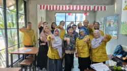 Foto bersama tim SMK Negeri 4 Surabaya dan mitra industri Minilemon dalam kegiatan sinkronisasi kurikulum Bisnis Digital.