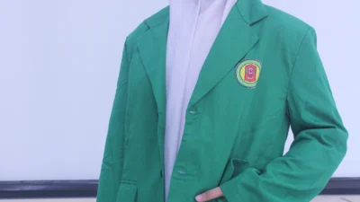 Siswa Program Keahlian Manajemen Perkantoran SMK Negeri 4 Surabaya mengenakan seragam praktik