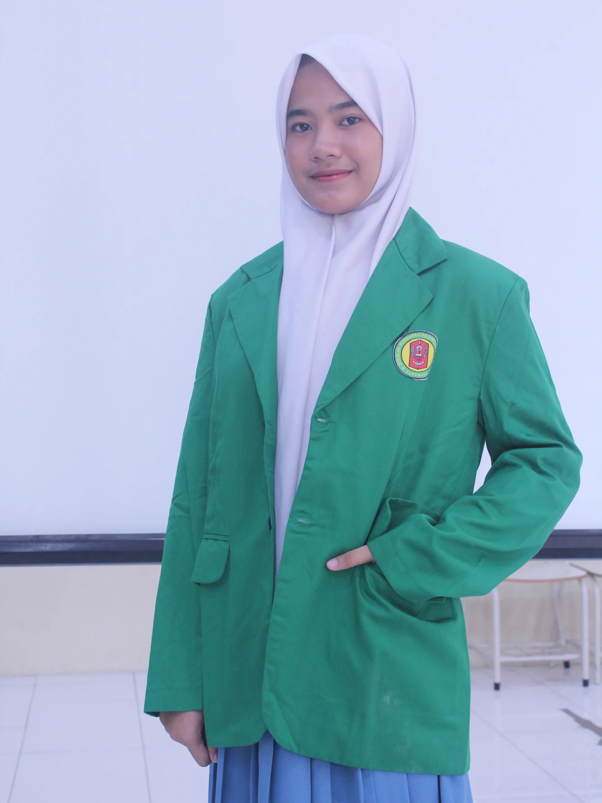 Siswa Program Keahlian Manajemen Perkantoran SMK Negeri 4 Surabaya mengenakan seragam praktik