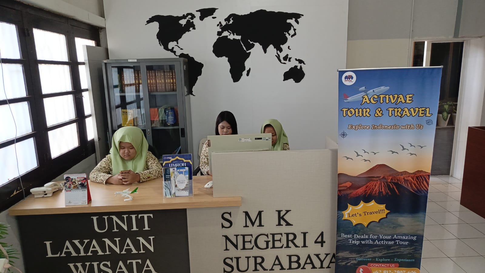 Siswa melayani kegiatan Unit Layanan Wisata Activae Tour & Travel di SMK Negeri 4 Surabaya.