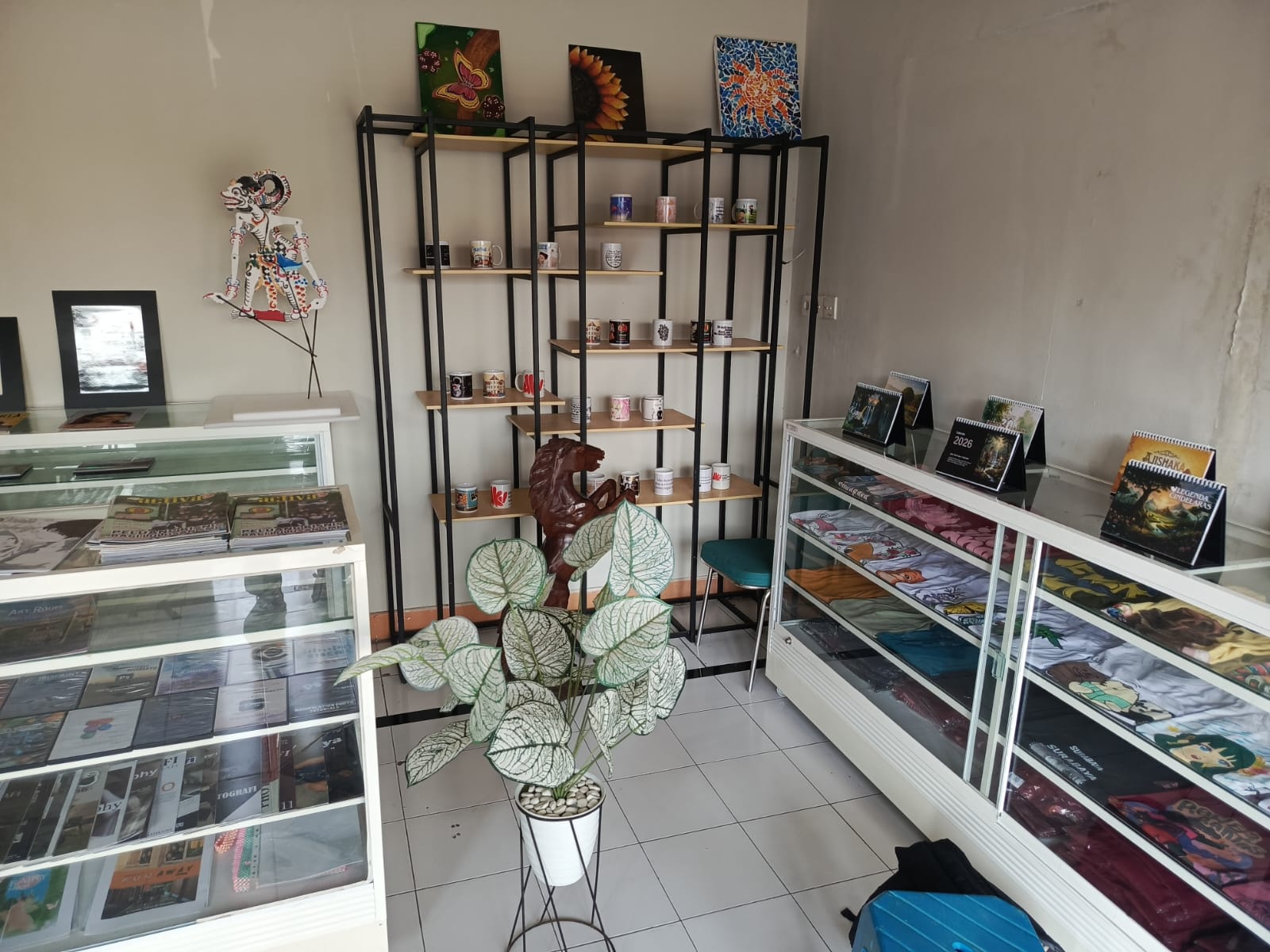 The Gallery DKV Four Art SMK Negeri 4 Surabaya menampilkan berbagai karya kreatif siswa seperti mug, kalender, ilustrasi, majalah, dan merchandise desain visual.